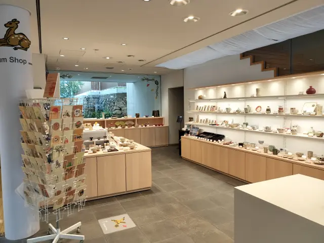 The museum shop offers a wide selection of Nara crafts, from works by young artists to masterpieces crafted by skilled artisans. It also makes a great souvenir.