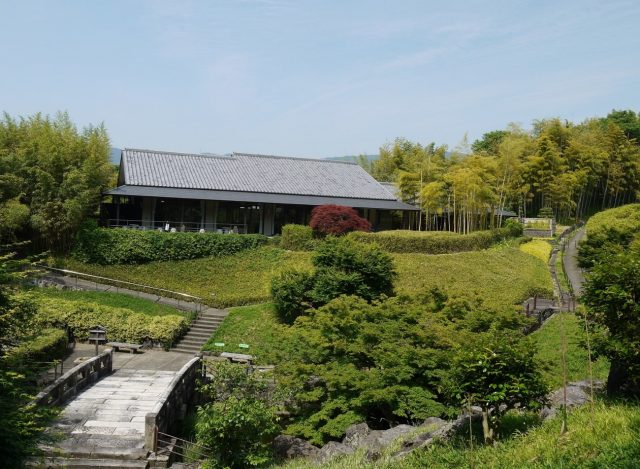 回遊式生態園から見た、竹の資料館