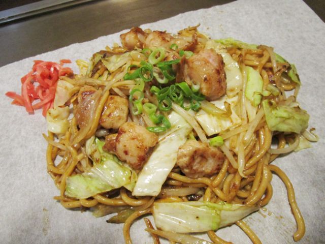 Beef horumon yakisoba with chewy noodles, plump offal, and crispy vegetables