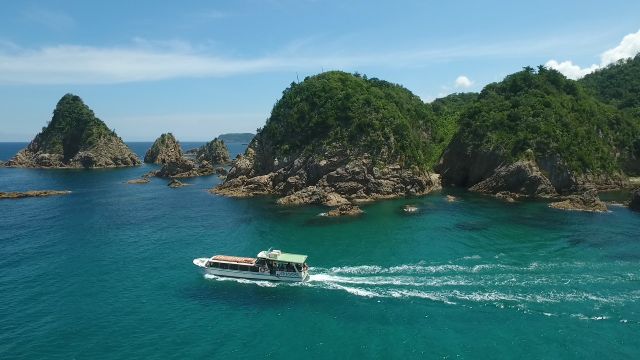 遊覧船と岩美ブルーの海