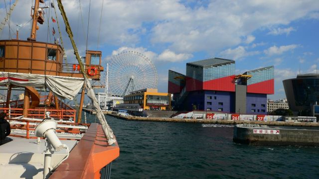 サンタマリアから望む天保山ハーバービテッジ・海遊館