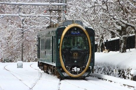 Sightseeing Train “HIEI” arriving at Yase-Hieizanguchi station surrounded by a snowy landscape
(c)叡山電鉄株式会社