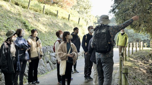 国営飛鳥歴史公園で万葉植物の解説