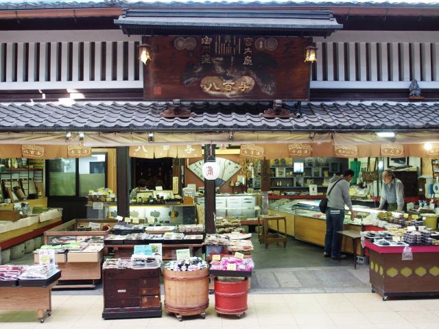 ナカマチ商店街は、丸屋町、菱屋町、長等（ながら）の3つの商店街の総称で、東西約600mのアーケード商店街です。湖漁、季節のお漬物など、曳山展示館では、お囃子体験も行っています。