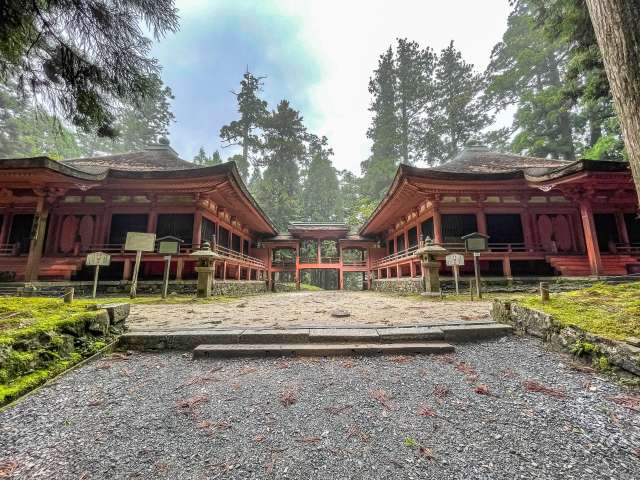 Hiei-Zan Enryaku-Ji is at an elevation of 848 m and borders all areas of Hiei-Zan. It is also the head temple of the Tendai sect of Buddhism. Since its founding, it has produced numerous famous monks and played a central role in Buddhism in Japan. In 1994, Enryaku-Ji was registered as a UNESCO World Cultural Heritage Site as a “Historic Monument of Ancient Kyoto.” It is still a representative temple in Japanese Buddhism today.