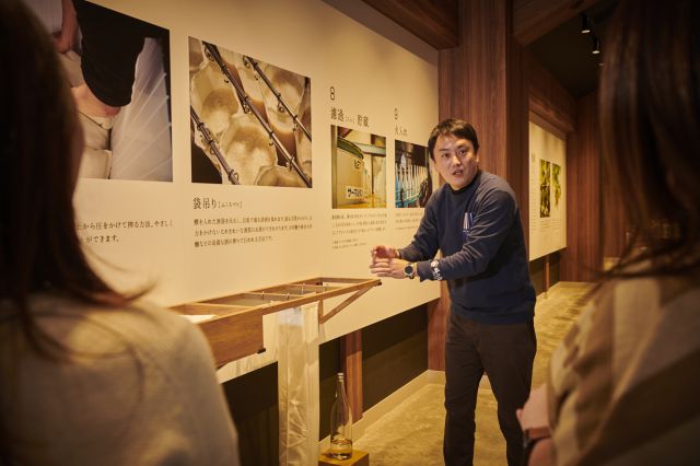 A view of a guided tour along the observation corridor
（c）梅乃宿酒造株式会社