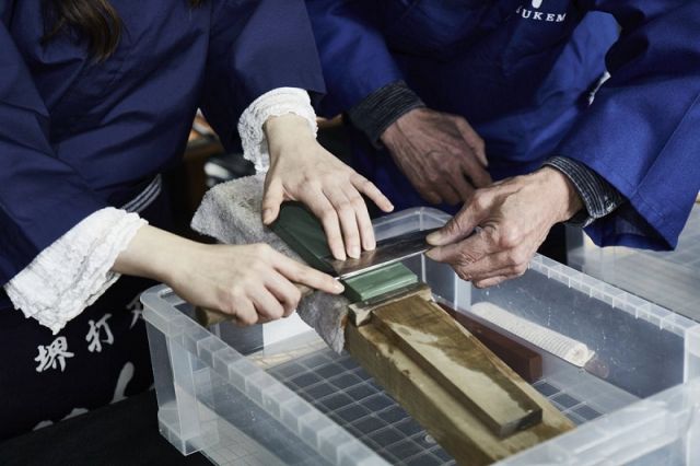 Attaching a handle with a craftsman and sharpening the knife