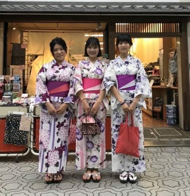 Strolling through the streets of Sakai in a yukata (image)