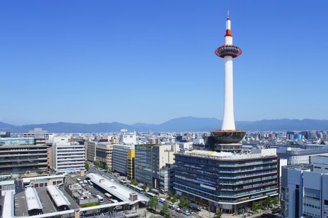 Exterior view of Kyoto Tower (daytime)
提供：京阪ホテルズ＆リゾーツ