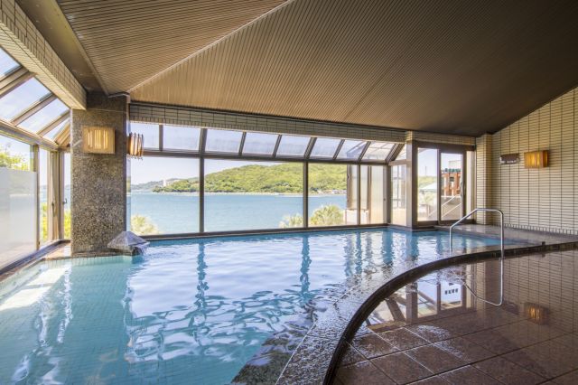 The large bathing area with an open-air bath closest to the sea.