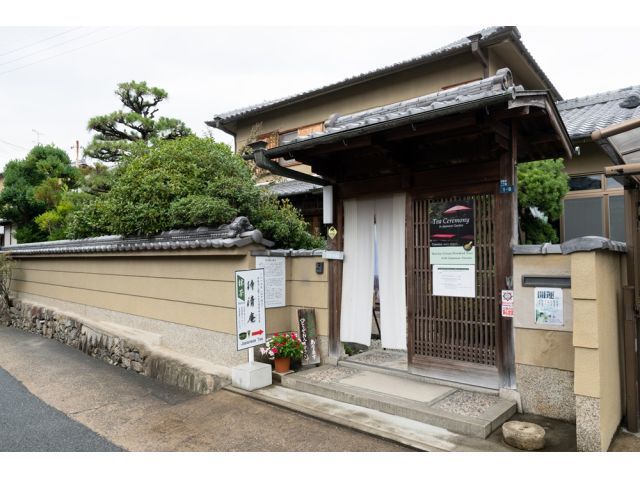 The tea room has been placed alongside a Japanese-style garden to make for a variety of different scenes to enjoy while drinking tea from season to season.