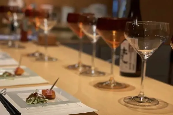 Have fun tasting and comparing Fukui’s local sakes in lacquered glasses (Kubota Sake Store)