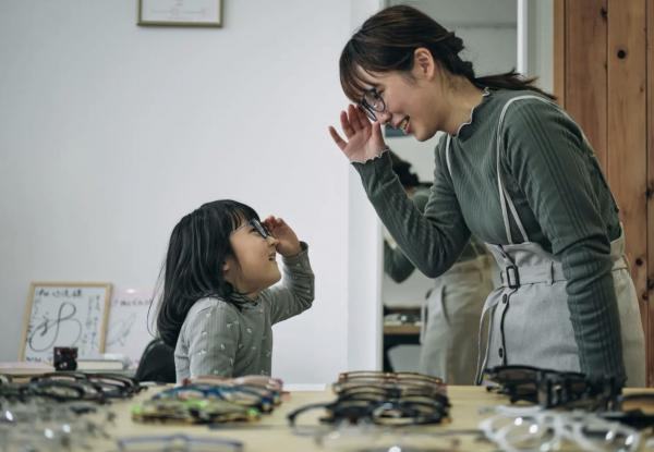 気分はめがね職人！お子さまのめがね作り体験