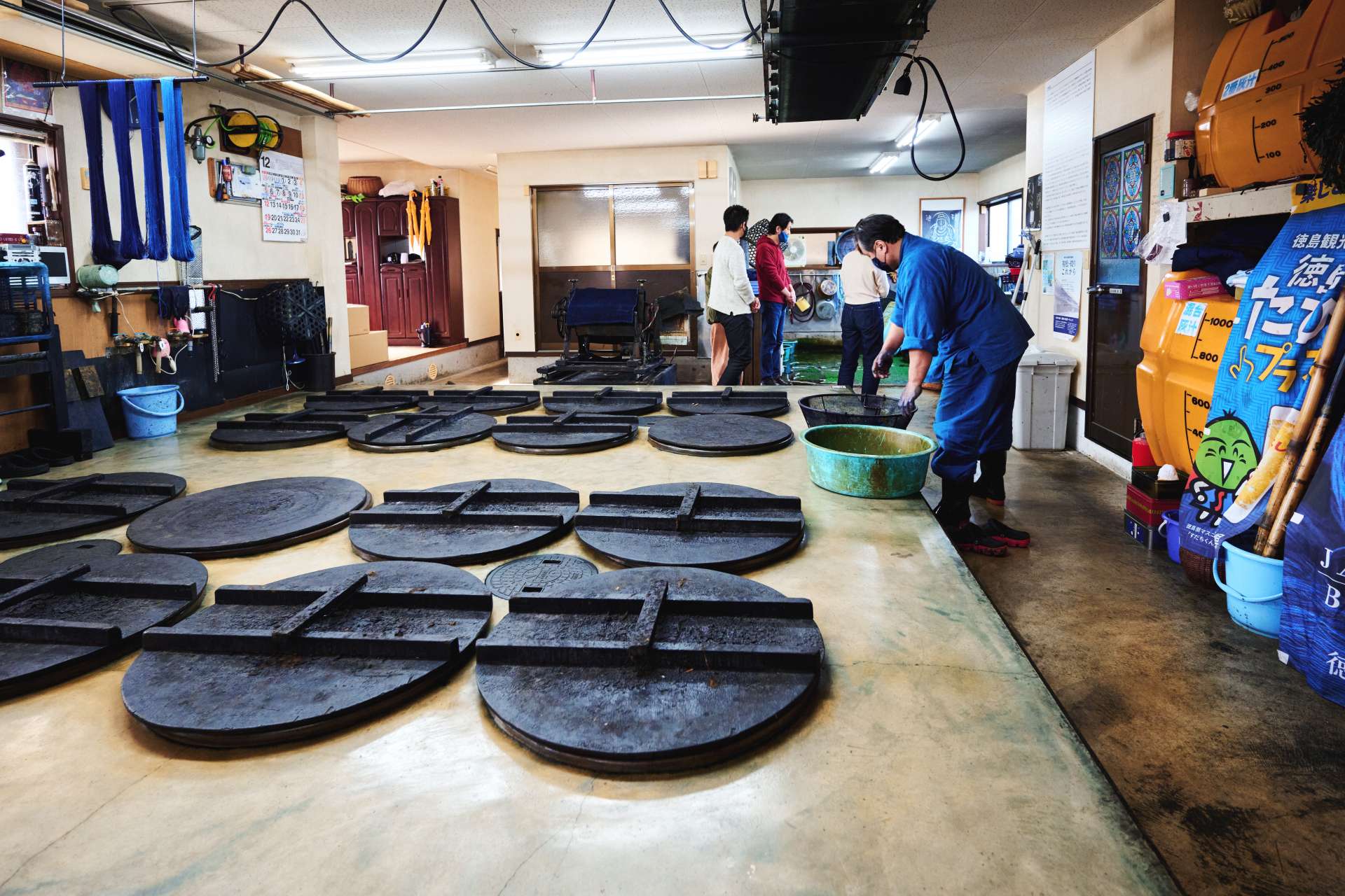 A true indigo dyeing experience using traditional techniques - a winning indigo created with commitment and pride