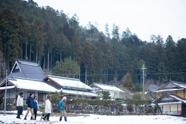 Strolling through the village
（C）一般社団法人南丹市美山観光まちづくり協会