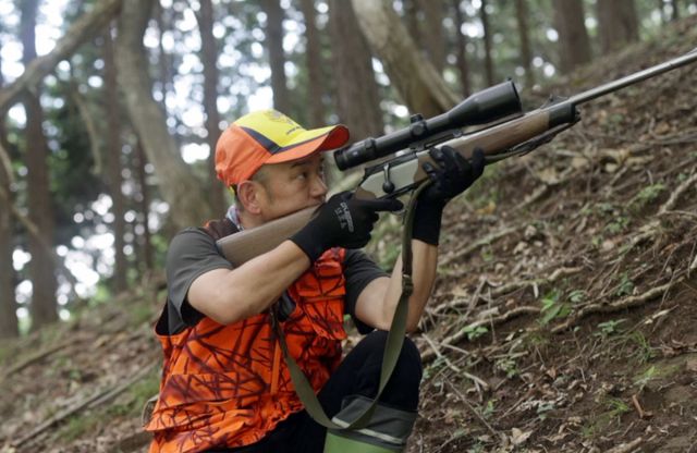 猟銃を構えるジビエハンター中島健太郎さん