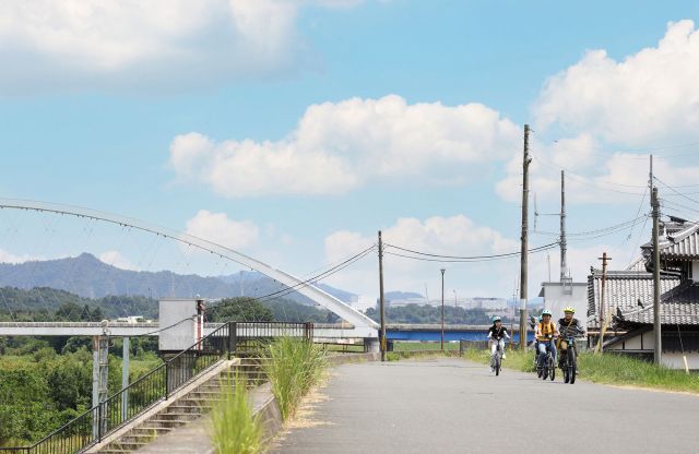 Enjoying the ride along the levee, with Otonase Bridge in the background