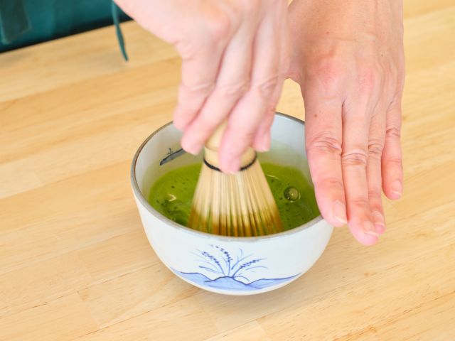 挽きたての抹茶とプロの抹茶、どちらも楽しめる体験