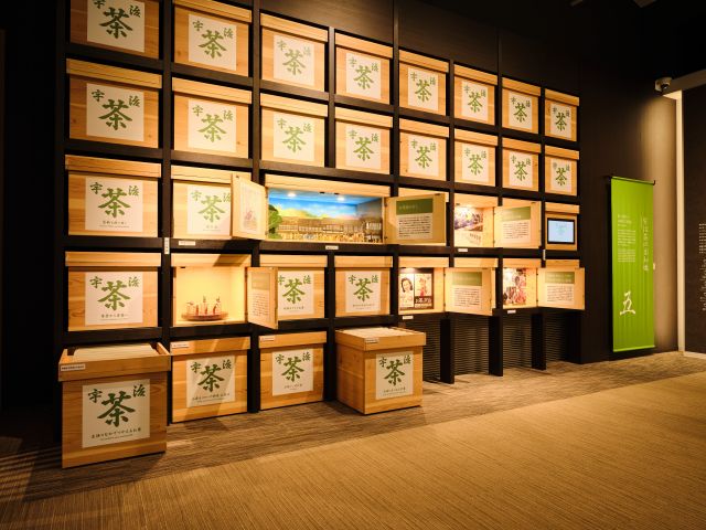 Take a picture of your memories with the tea box at the museum (Uji Tea Room)!