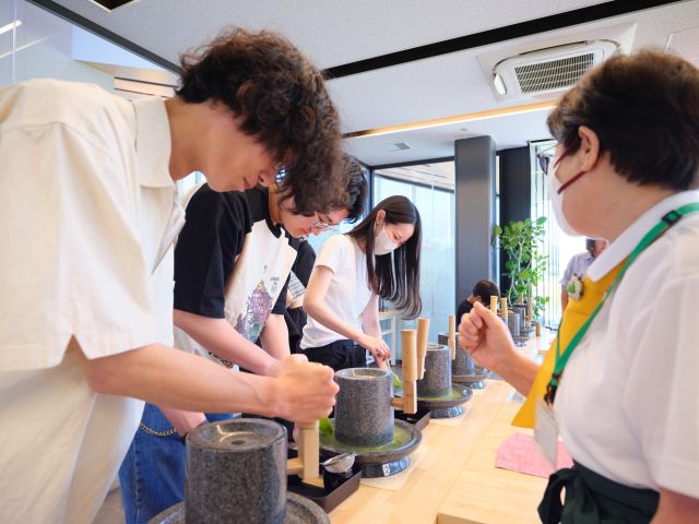 抹茶やお茶好きにはたまらない！挽きたての抹茶をご覧いただけます。