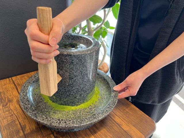 Grinding your own matcha is a special experience. You can stir the ground matcha and make it yourself!