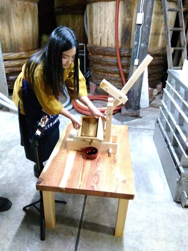 Wearing authentic kurabito-style costumes, visitors experience the soy sauce pressing process.
Asuka Village Commercial and Industrial Association