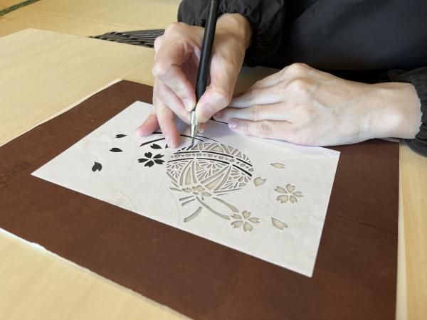 Carving a selected design
IseKatagami Kyoudoukumiai(c)