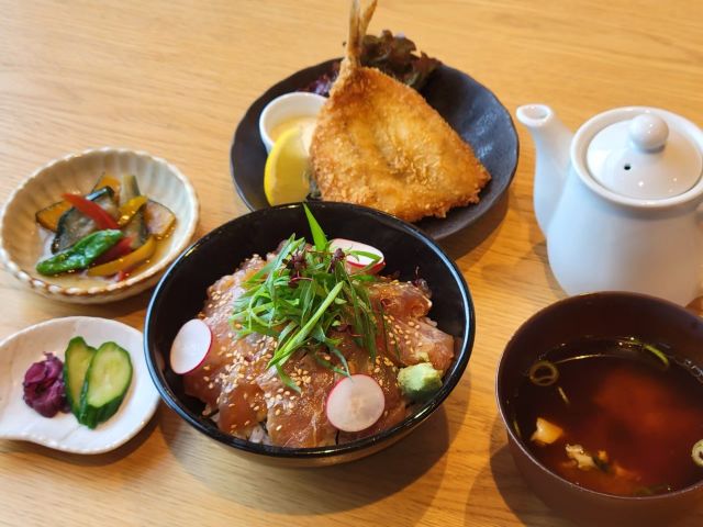 Red Snapper Marinated Rice Bowl Set from the UMIKARA cafeteria group menu