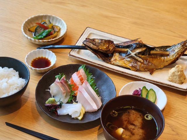 Ginjo-marinated Fatty Mackerel Set from the UMIKARA cafeteria group menu