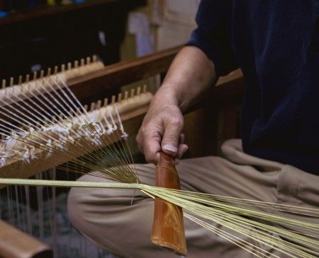 高台で作業する職人の様子（手元接写）