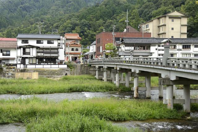 三朝温泉街の風景
（C）鳥取県