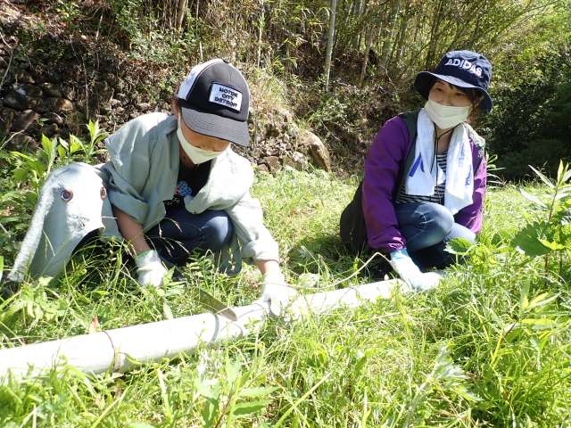 みんなで竹を切るところから挑戦