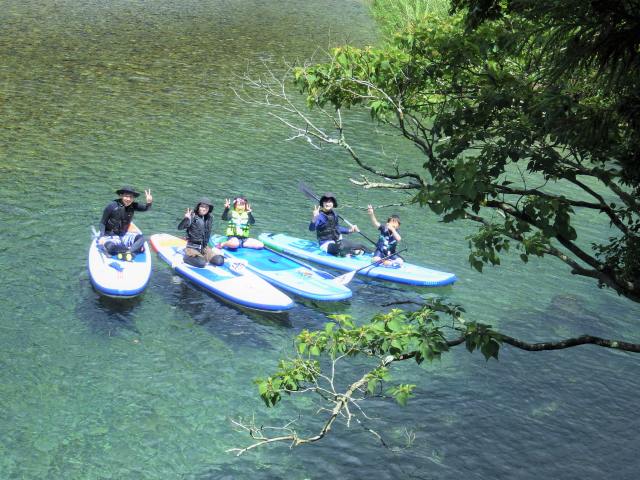 透明度の高い川をゆったりＳＵＰ