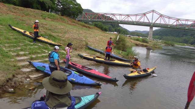 Explaining how to ride in a canoe