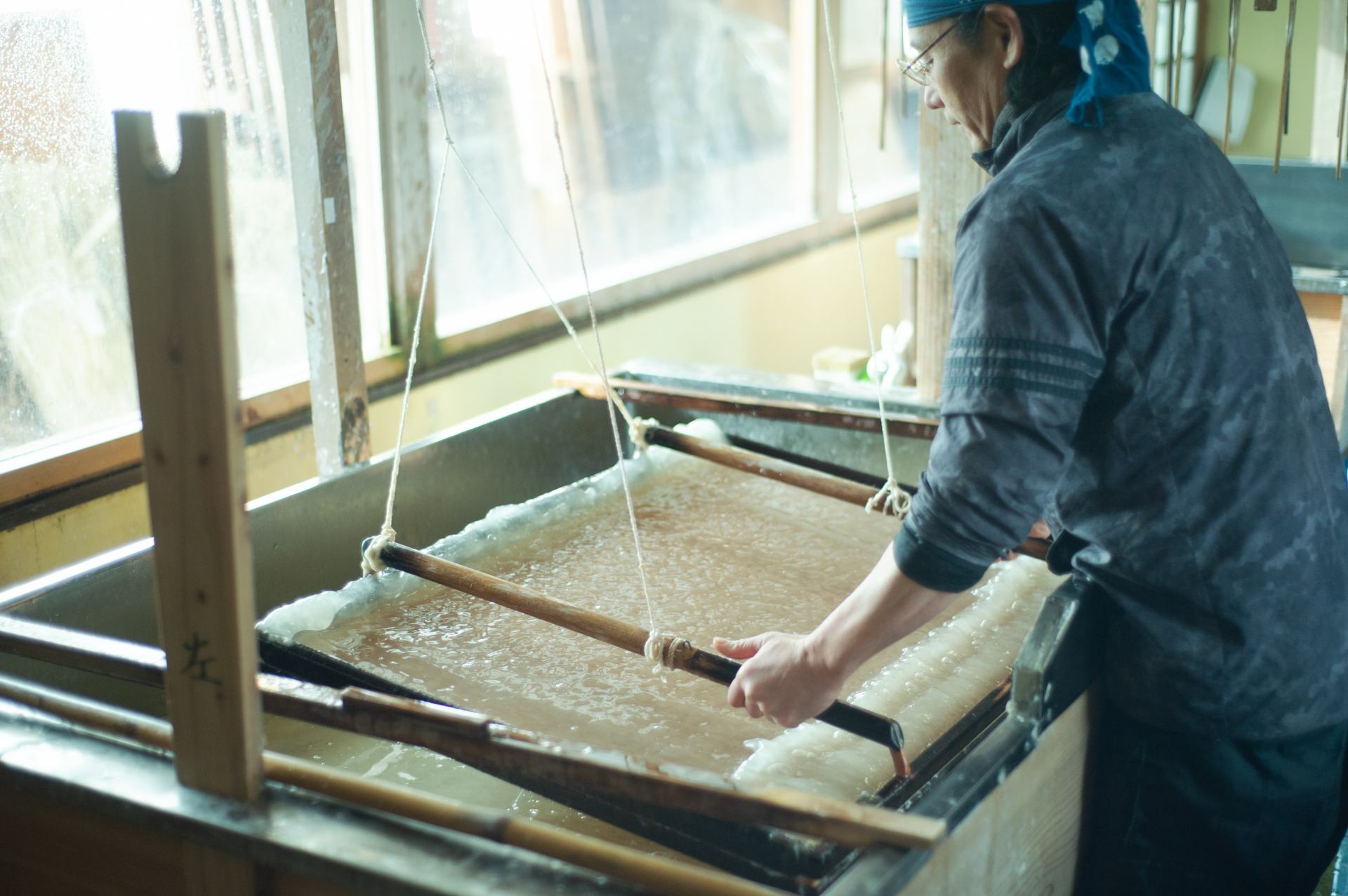 Deepen your creativity, connect yourself with Japanese washi paper traditon in For international visitors to learn and experience Kyoto’s Kurotani Washi, from making materials to creating washi by hand from a washi artisan.