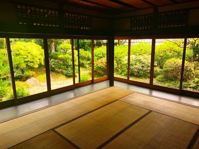 Seats where you can eat while looking at the Japanese garden