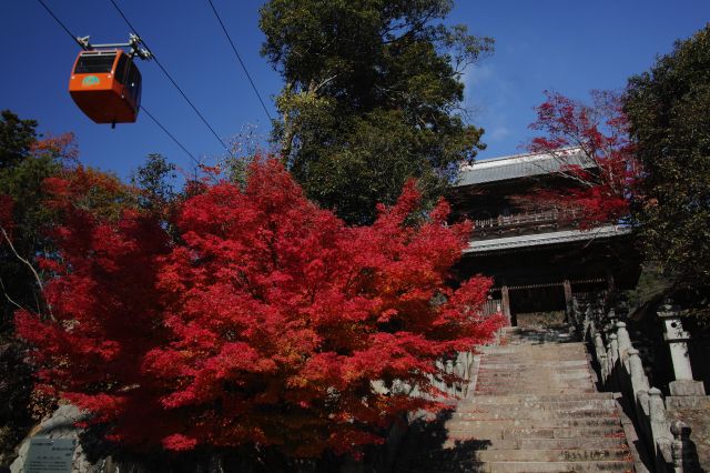 箸蔵寺 仁王門とロープウェイ