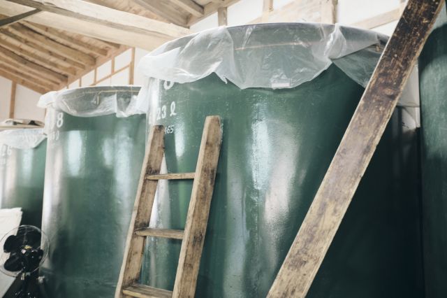 The interior of the wooden sake brewery, which has been in operation since the Edo period.