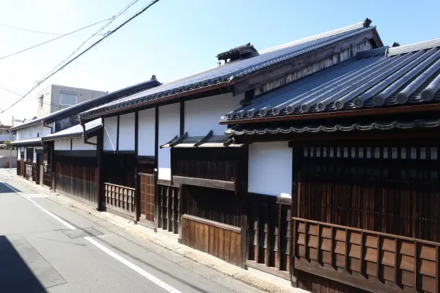 鉄炮鍛冶屋敷
（堺市立町家歴史館 井上関右衛門家住宅）