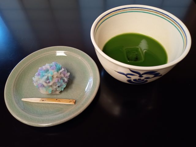 俵屋吉富（紫陽花きんとん＋冷抹茶）