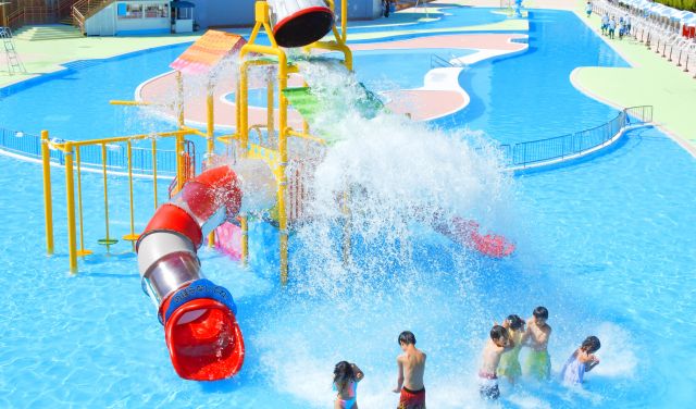 (Summer only) A pool where you can have fun with a gigantic bucket that dumps large volumes of water all at once