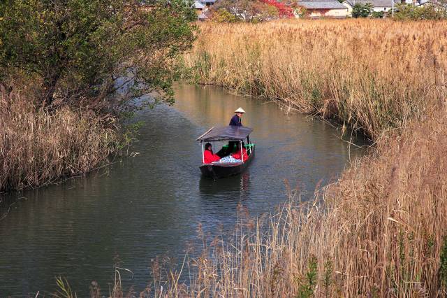 Canal tour in fall