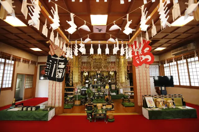 本堂室内