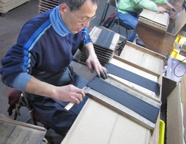 (Incense crafting experience: Beginner level) Learn from current artisans of a manufacturer preserving the traditional hand-crafting process. In a town of incense that has been around since the Edo period (1603-1867), experience part of the production process of scent-making, Awaji Island's traditional industry, while hearing a lecture!