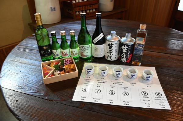 蔵人の解説で複数種類の日本酒を地元食材のつまみセットとともにじっくりとテイスティングします。