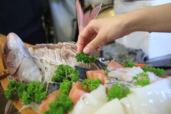 An Echizen fish professional will teach you how to make Instagram-worthy fish in a realistic fish sashimi experience!