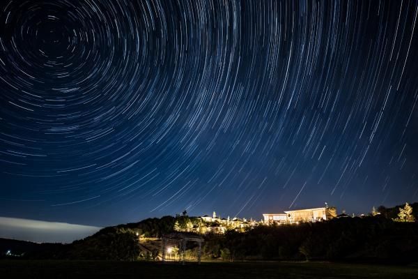 Take in a view of the full starry sky while staying at Grand Chariot Hokutoshichisei 135°.