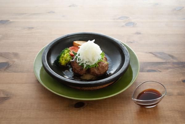 Grilled hamburger steak with grated daikon radish
(C)MUTSUMIAN