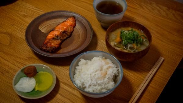 ・味噌汁・魚・忍者茶の昼食
三重県