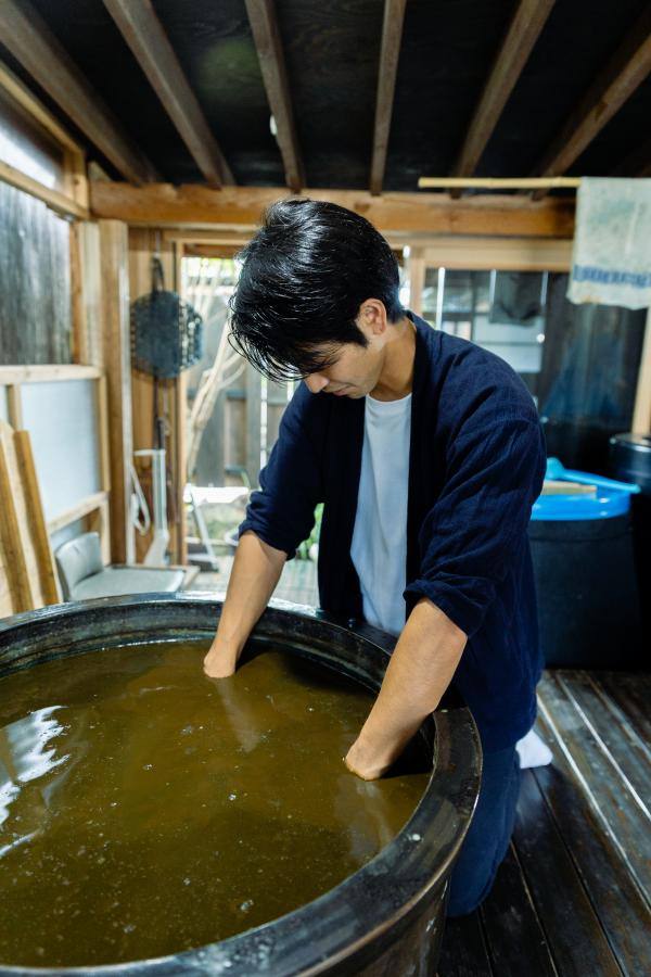 藍甕で布を染める